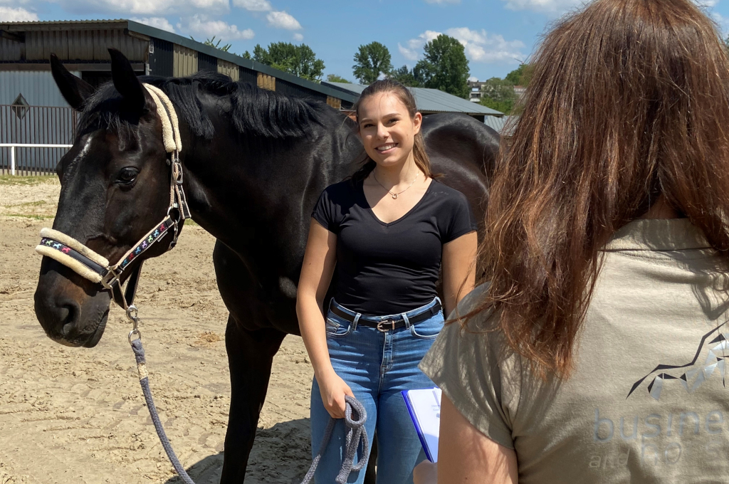 Pferdegestütztes Coaching, Junge Frau im Coaching