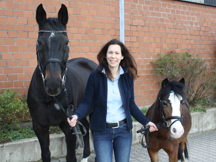 Susanne Hilbt mit ihren zwei Co-Trainern